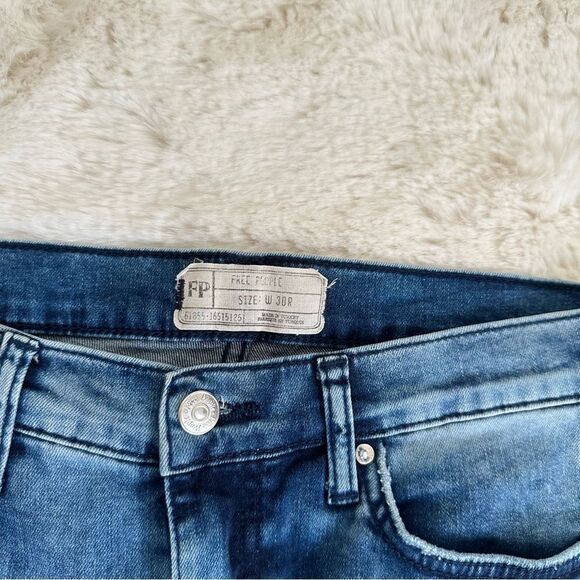 Free People FP Slightly acid wash size 30r blue skinny jeans w holes in knees - Picture 7 of 7